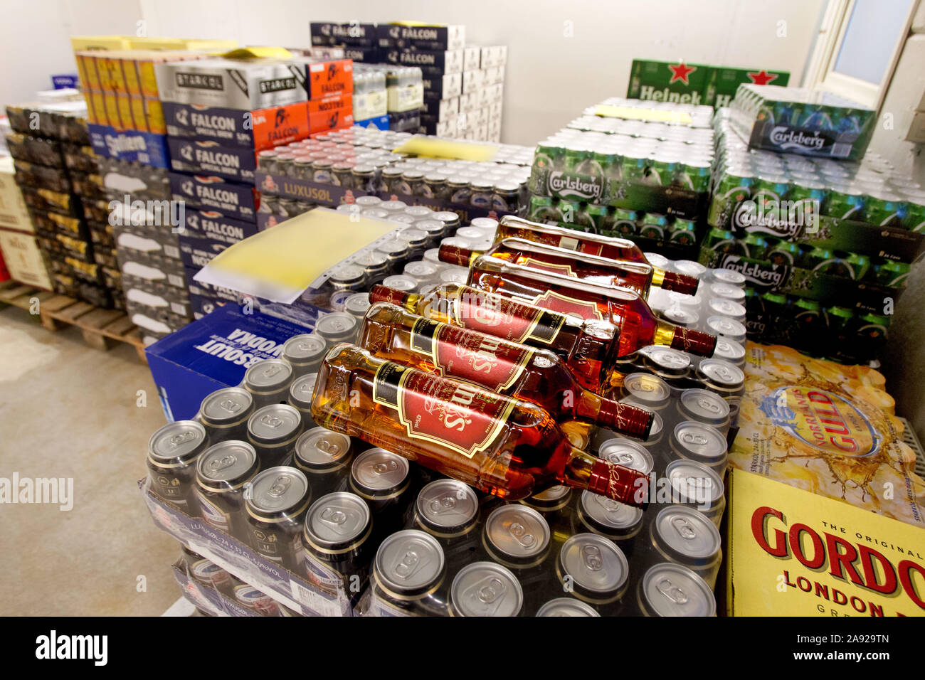 La polizia che ha sequestrato la birra, vino e liquori da alcol autobus.Photo Jeppe Gustafsson Foto Stock