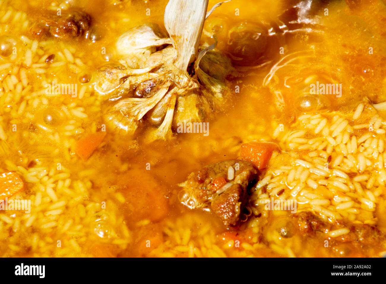 La cucina gustosa pilaf. Riso addizionato alla Zirvak in un calderone. Tradizionale cottura pilaf Foto Stock