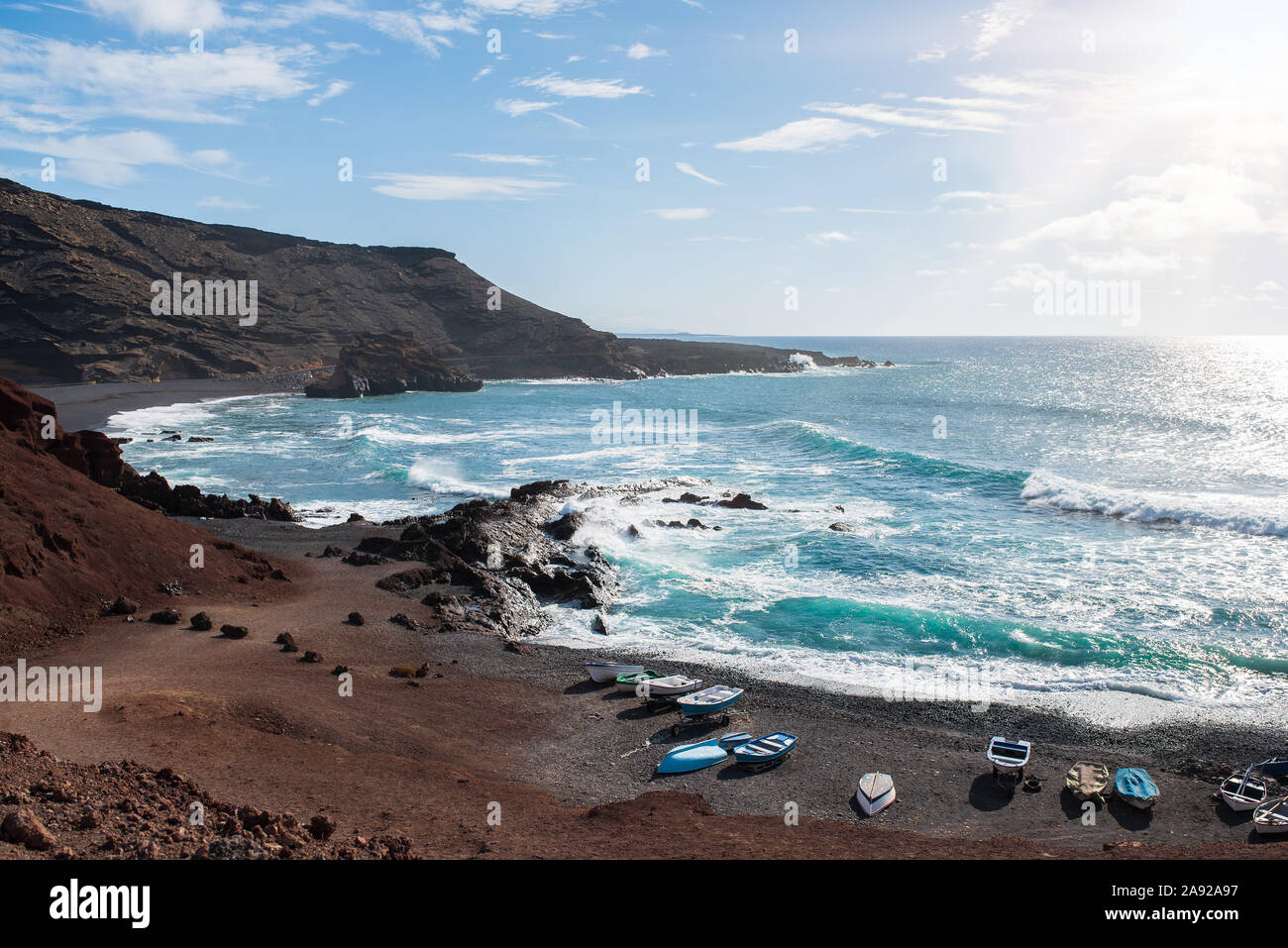 Bellissimo il paesaggio costiero vicino a El Golfo, Lanzarote contro turbato blu oceano e cielo chiaro Foto Stock