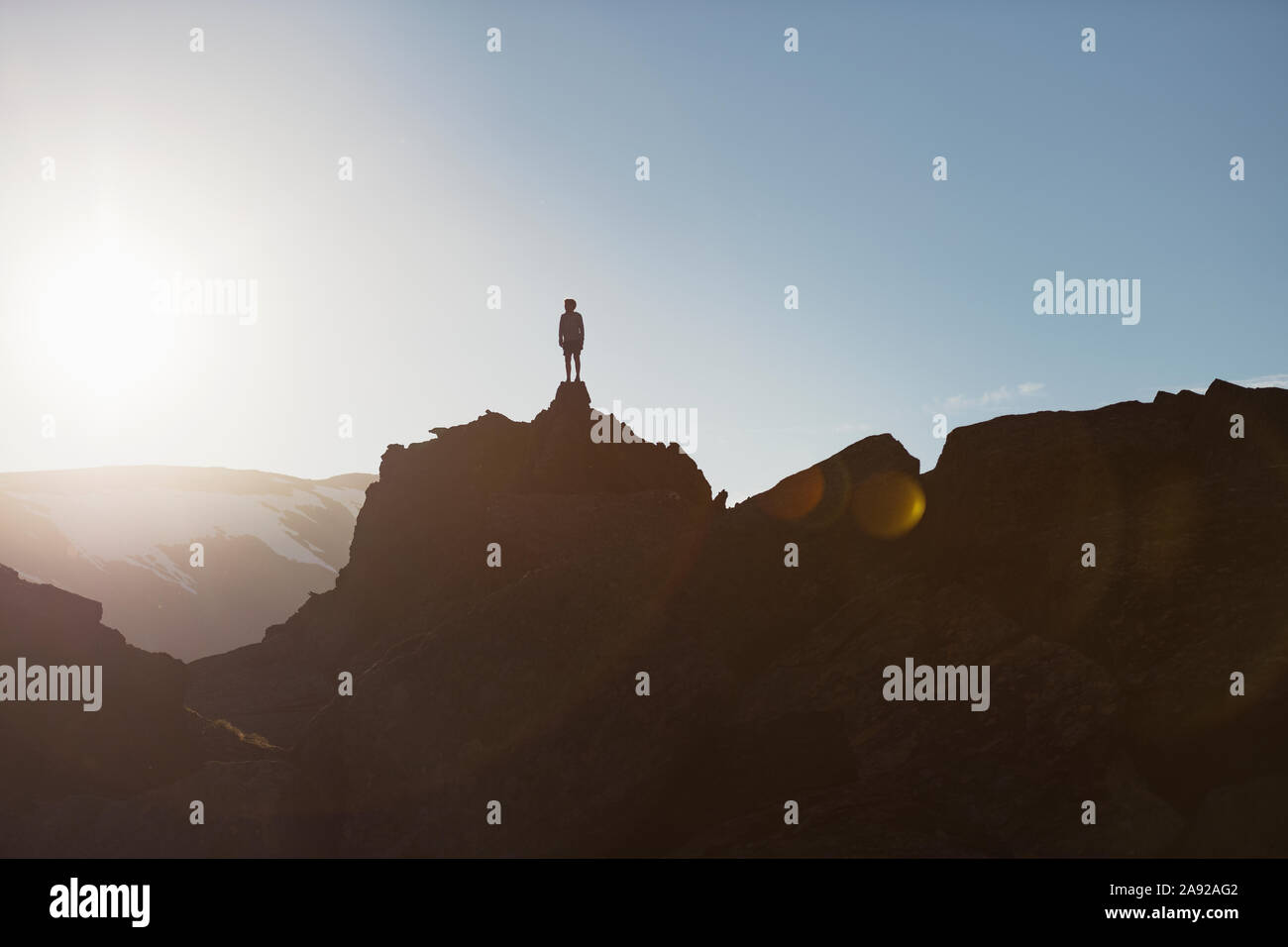 Escursionista sulla cima della montagna Foto Stock