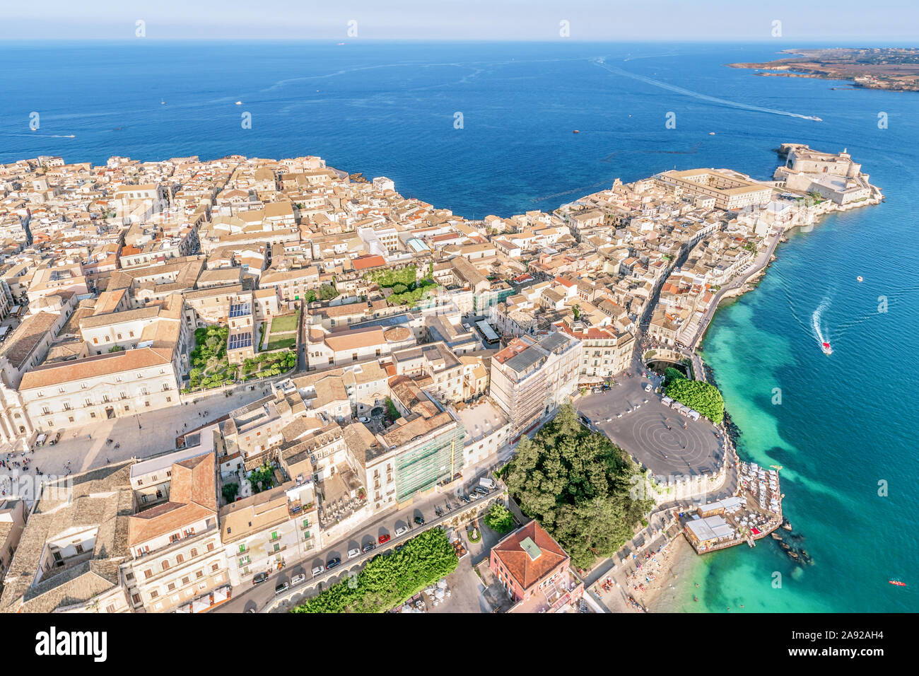 Siracusa Sicilia, grande piazza e Fonte Aretusa in Ortigia, vista aerea Foto Stock