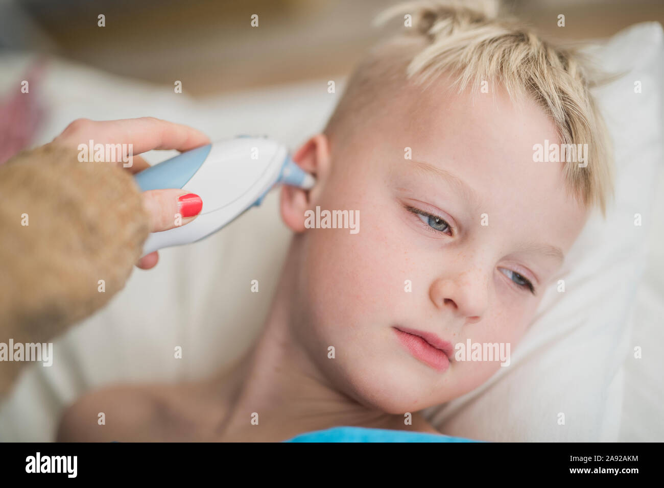 Ragazzo avente la sua temperatura presa Foto Stock