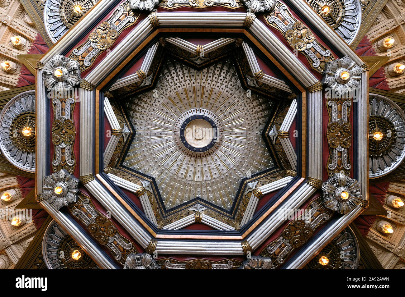 Art Deco soffitto nel foyer del Teatro Pantages, leggendario teatro di film su Sunset Boulevard, Hollywood, Los Angeles, California, Stati Uniti d'America Foto Stock