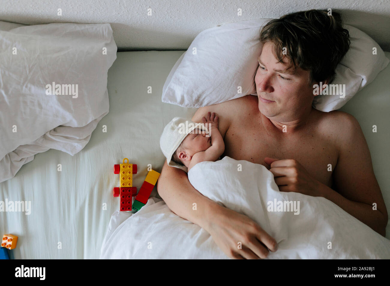 Padre con il bambino nel letto Foto Stock