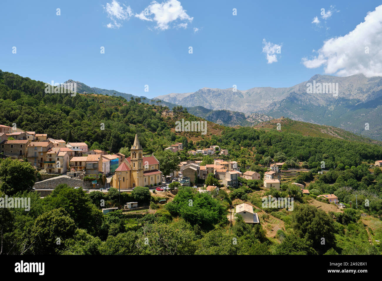La chiesa di Saint Pierre-aux-liens Vivario e città nella centrale di montagna paesaggio estivo della Haute-Corse sul Col de Vizzavona Corsica Francia. Foto Stock