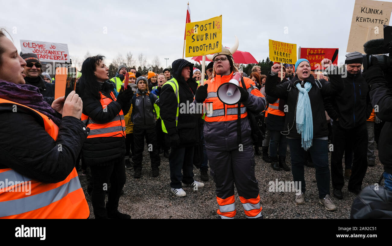 Sciopero postale in Finlandia 12.11.2019 letto adesivi marzo e di protestare. La dimostrazione è stato chiamato dal finlandese Post e logistica europea (PAU) Foto Stock