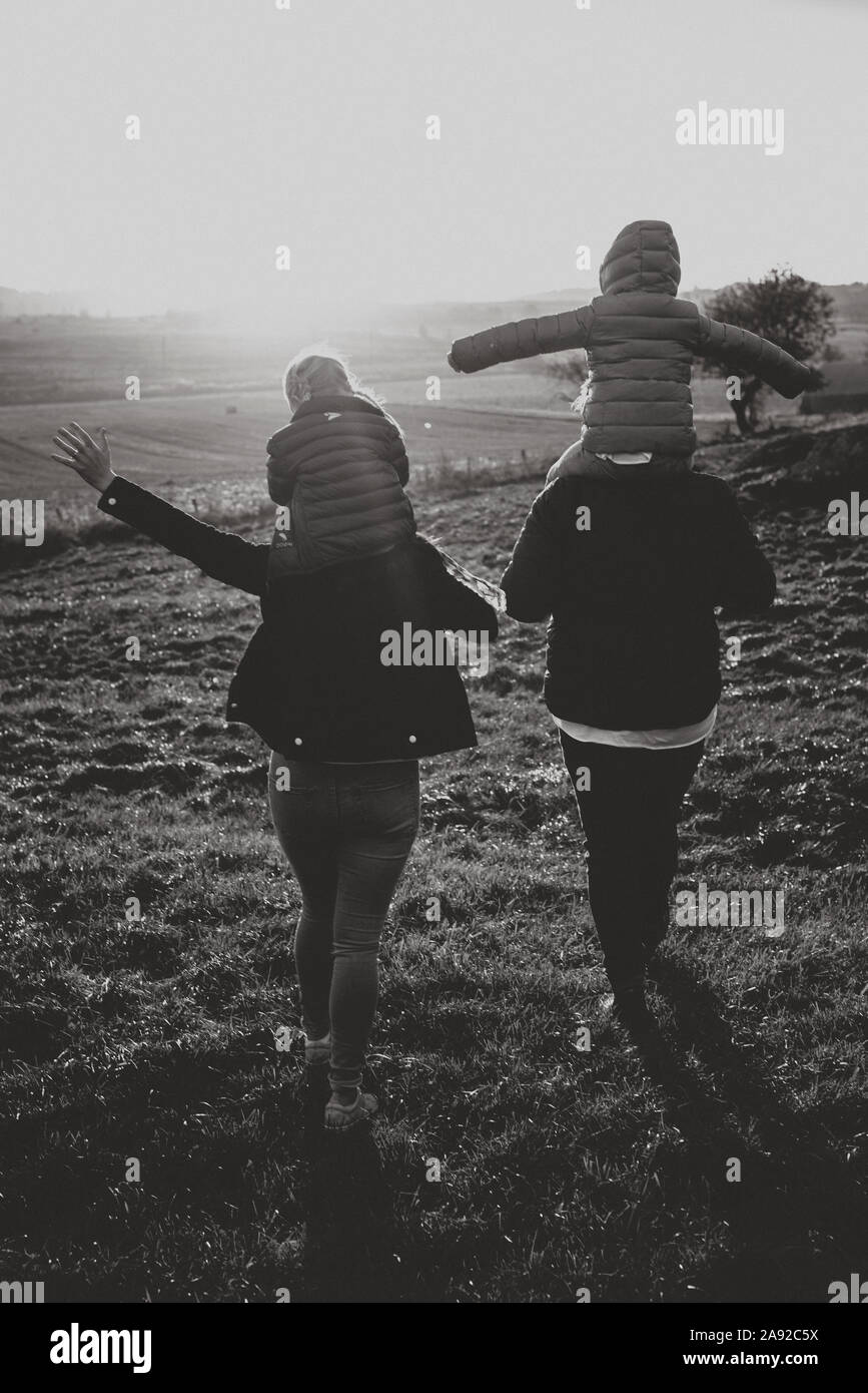 Famiglia camminando sul prato Foto Stock