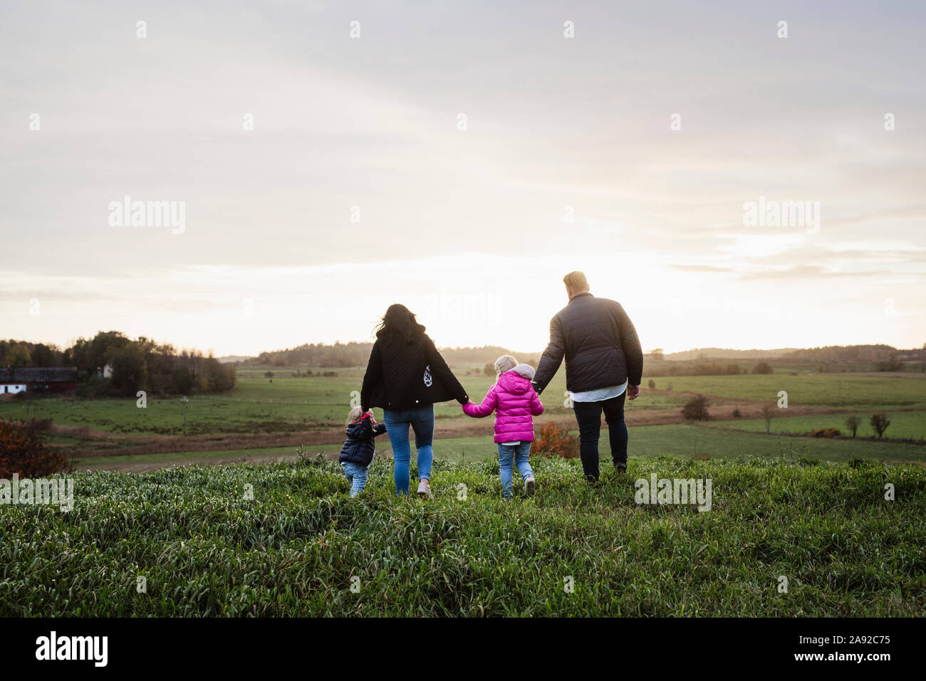 Famiglia camminando sul prato Foto Stock