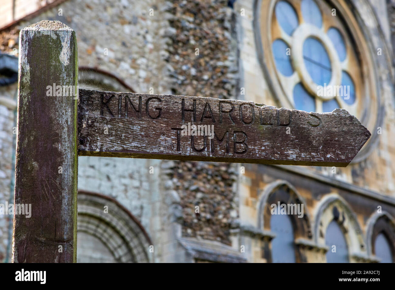 Un cartello indicatore per la tomba di Re Harold sul sagrato di Waltham Abbey Essex, UK. Re Harold morì nella Battaglia di Hastings in 1066. Foto Stock