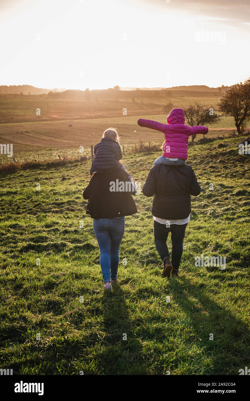 Famiglia camminando sul prato Foto Stock