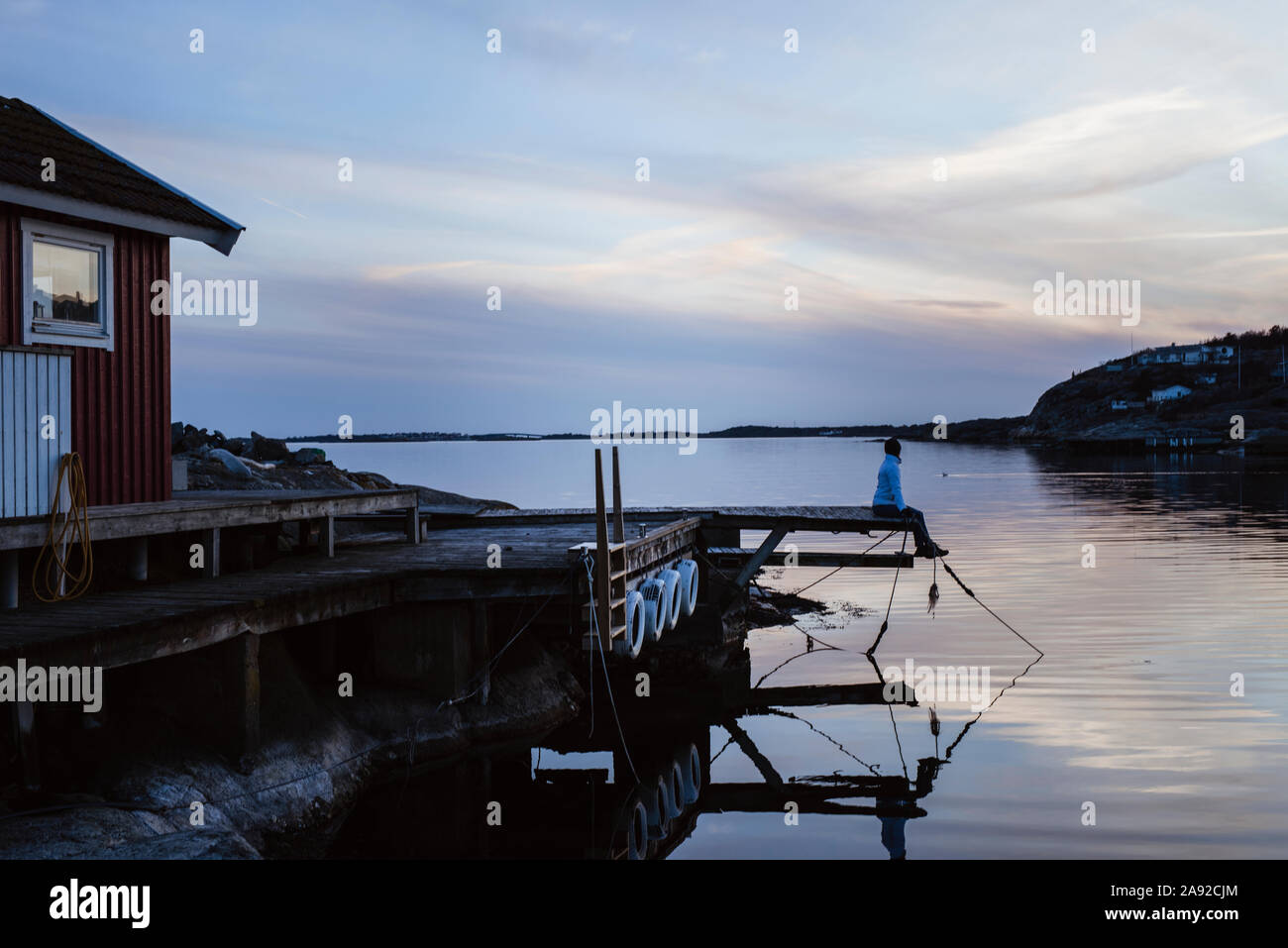 Persona sul pontile a mare Foto Stock