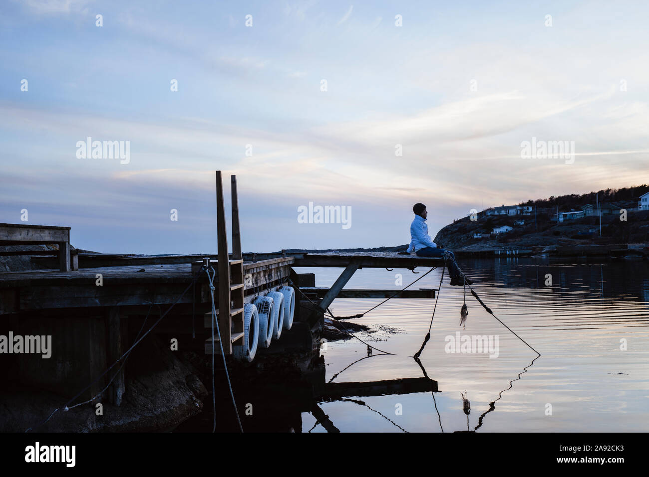 Persona sul pontile a mare Foto Stock