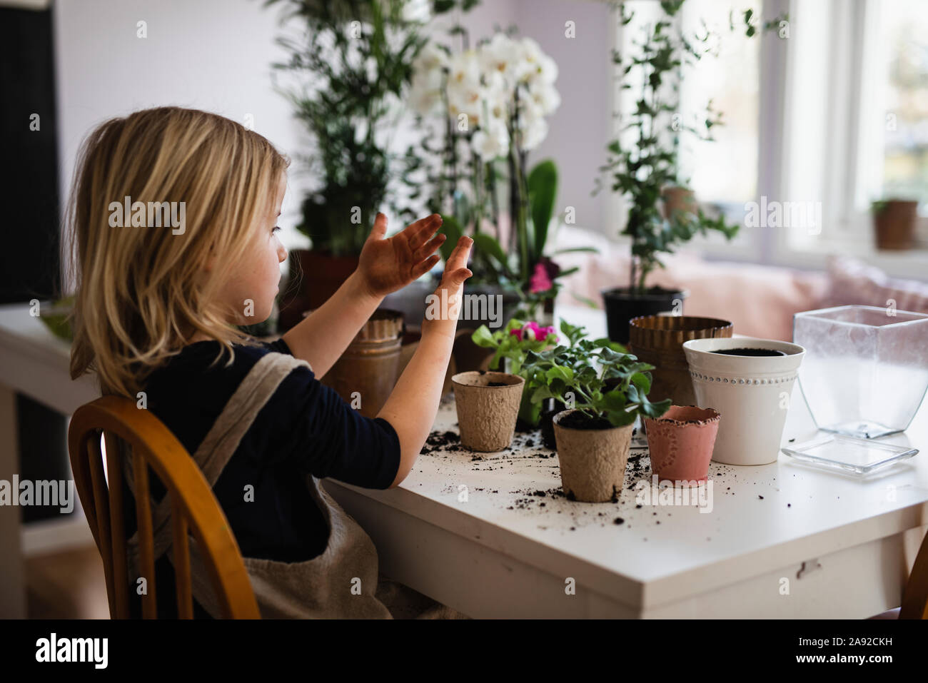 Ragazza fiore di incapsulazione Foto Stock