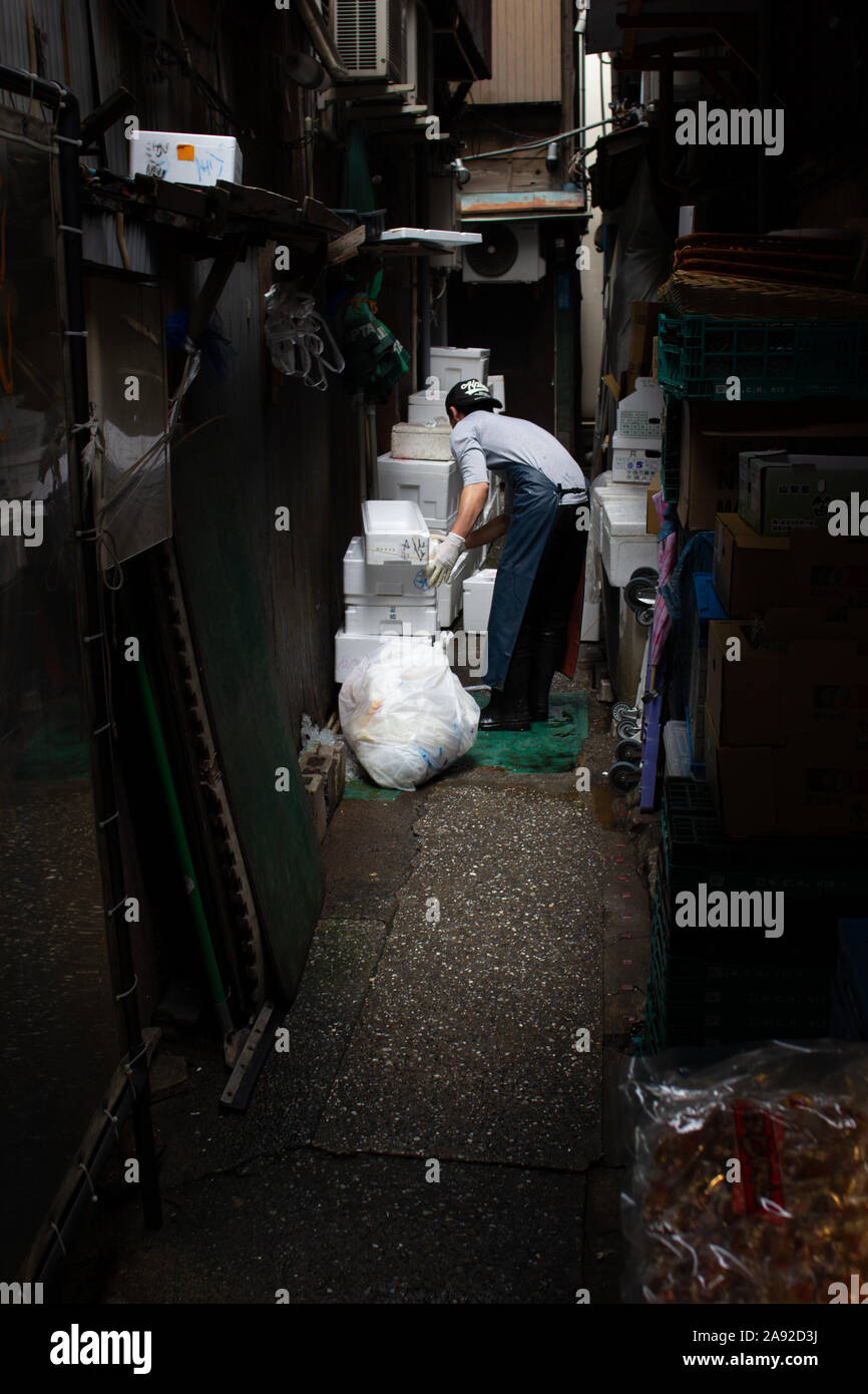 Lavoratore buttare nel cestino, Tokyo, Giappone. Foto Stock