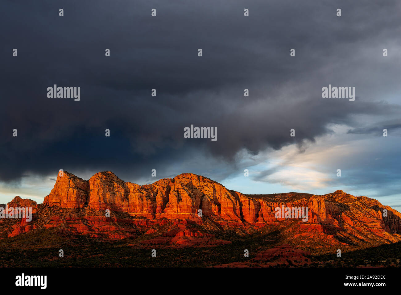 Luce del tramonto sulle rocce rosse di Sedona, Arizona Foto Stock