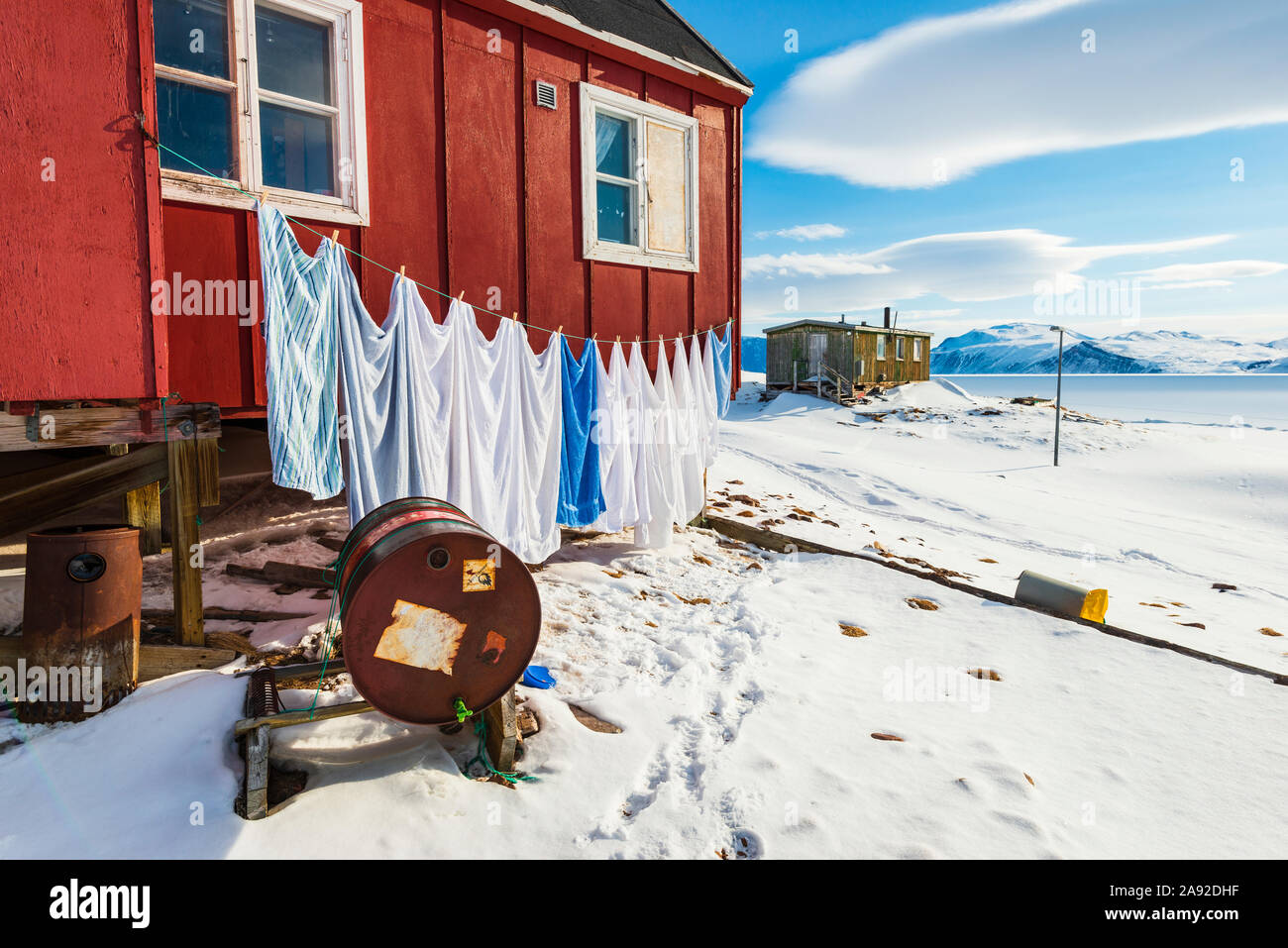 Servizio lavanderia pendenti davanti casa Foto Stock