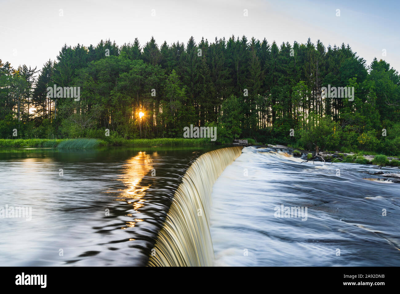 Cascata sul fiume Foto Stock