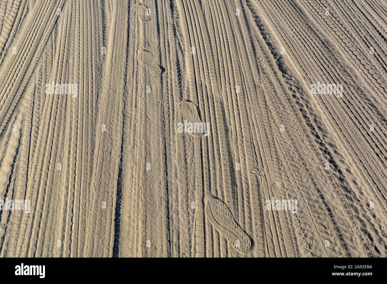 Impronte e tracce di pneumatici nella sabbia Foto Stock