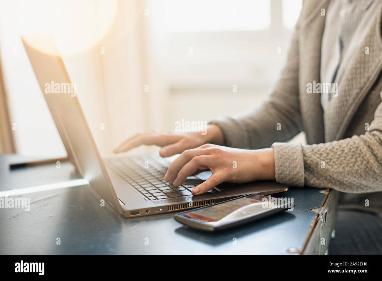 Donna con notebook Foto Stock