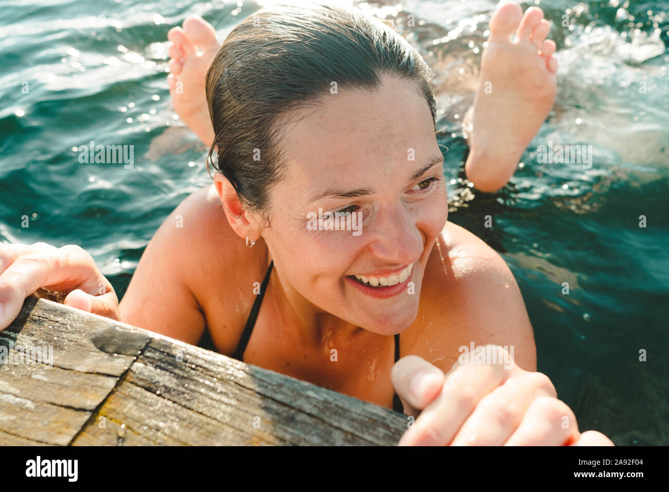 Donna felice in mare Foto Stock