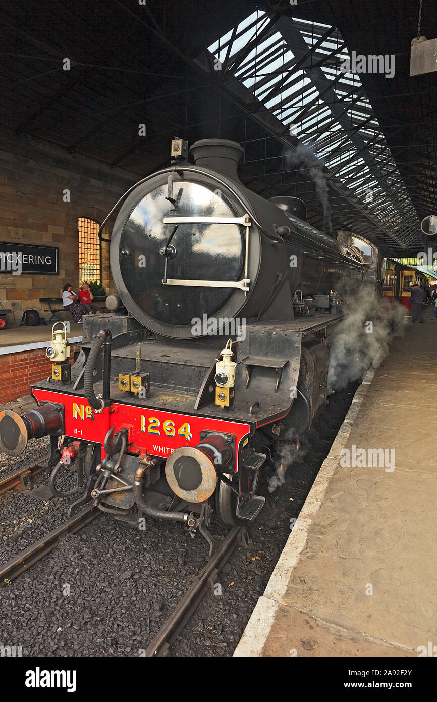 NYMR locomotiva a vapore n. 1264 in piedi nella stazione di Pickering Foto Stock