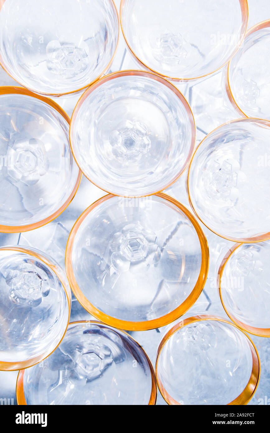 Eleganti calici di champagne con oro 18 carati studio shot, concept per la celebrazione e holoiday. Foto Stock