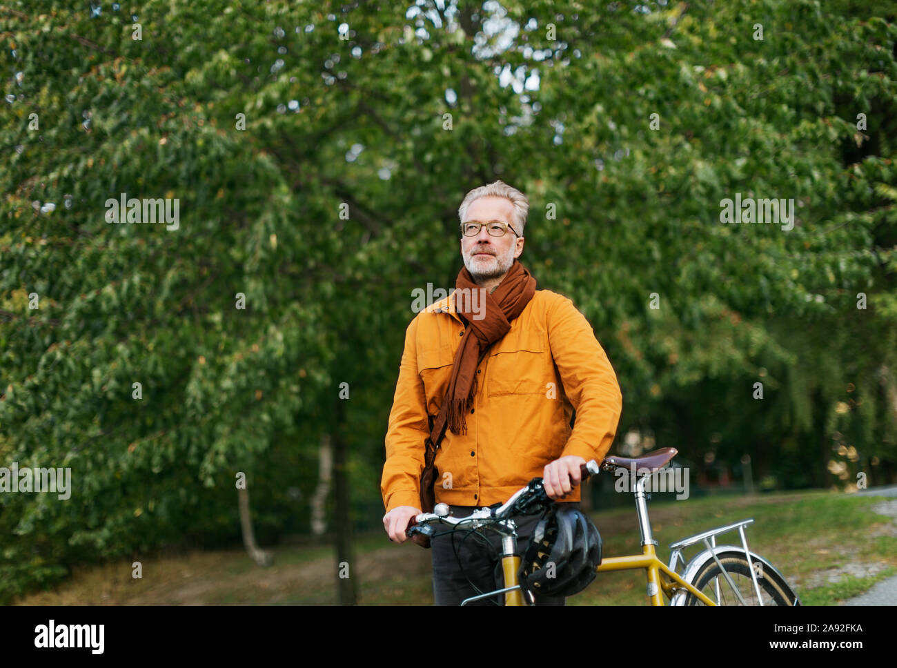 L'uomo con la bicicletta Foto Stock