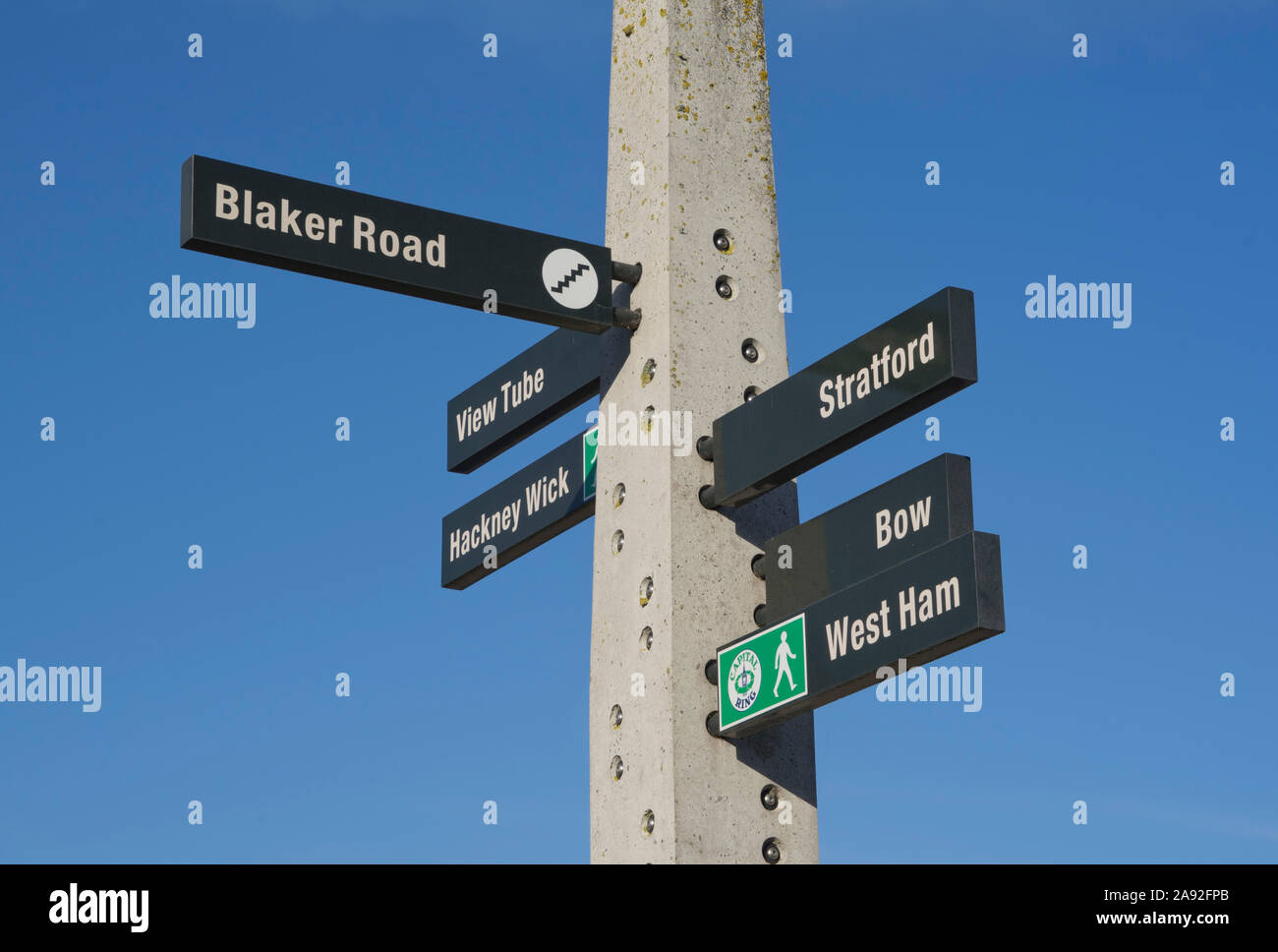 Segni di percorso Greenway accanto a Arcelor Mittal Orbit installazione presso la Queen Elizabeth II Parco Olimpico di Stratford,Londra,l'Inghilterra,UK Foto Stock