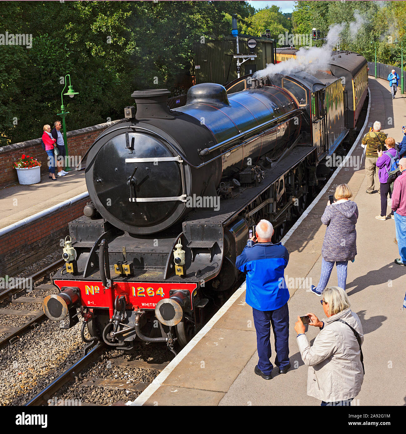 NYMR locomotiva a vapore n. 1264 entrando in stazione Pickering Foto Stock