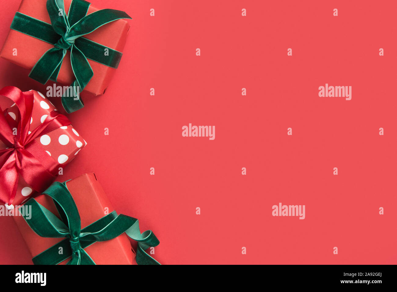 Regali Di Natale Testo.Bordo Di Natale Di Regali Di Natale Sul Rosso Boxing Day Biglietto Di Auguri Felice Anno Nuovo Spazio Per Il Testo Vista Da Sopra Piatto Laici Modello Mockup Foto Stock Alamy