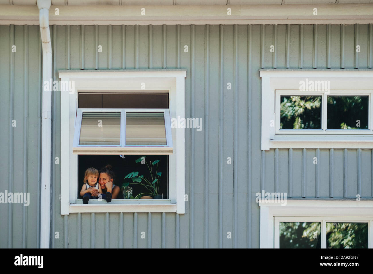 Madre e figlia visto attraverso la finestra Foto Stock