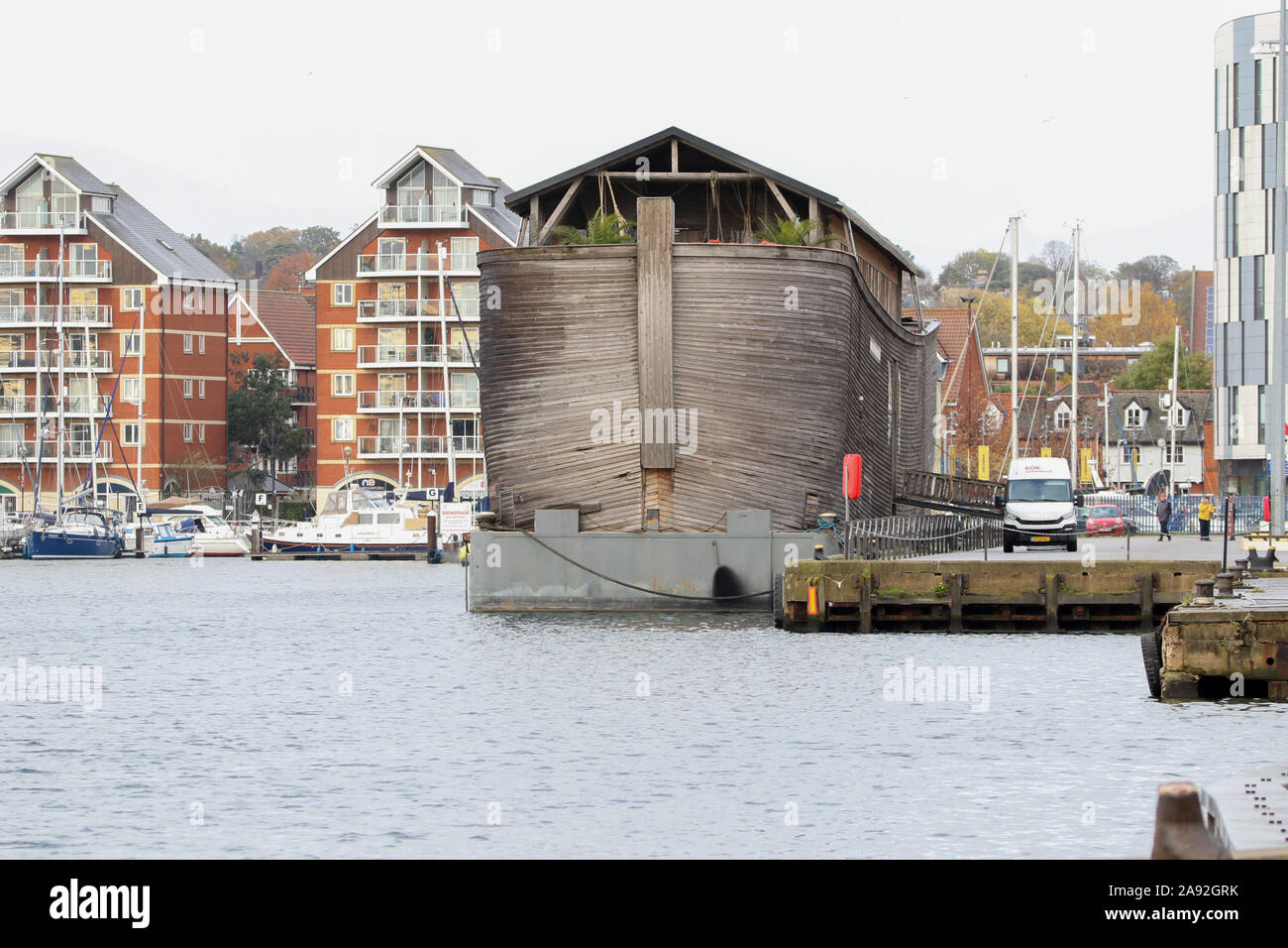 Ipswich, Suffolk, Regno Unito. Xii Nov, 2019. Un 70m replica dell'Arca di Noè è arrivato a Ipswich, Suffolk. Al suo interno si possono trovare un museo che include un 12ft tall albero della vita. L'Arca è la creazione dell'artista olandese e produttore televisivo Sir Aad Peters. Esso rimarrà in Ipswich per 3 mesi e sarà aperto dal venerdì 15 novembre. Credito: David Johnson/Alamy Live News Foto Stock