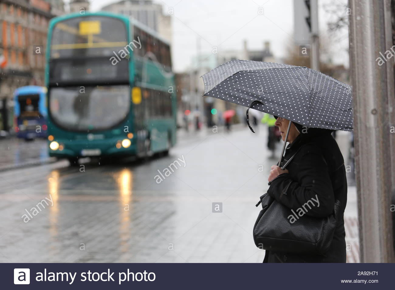 Un giorno di pioggia a Dublino come ombrello venuto fuori contro le più recenti con tempo umido. Foto Stock