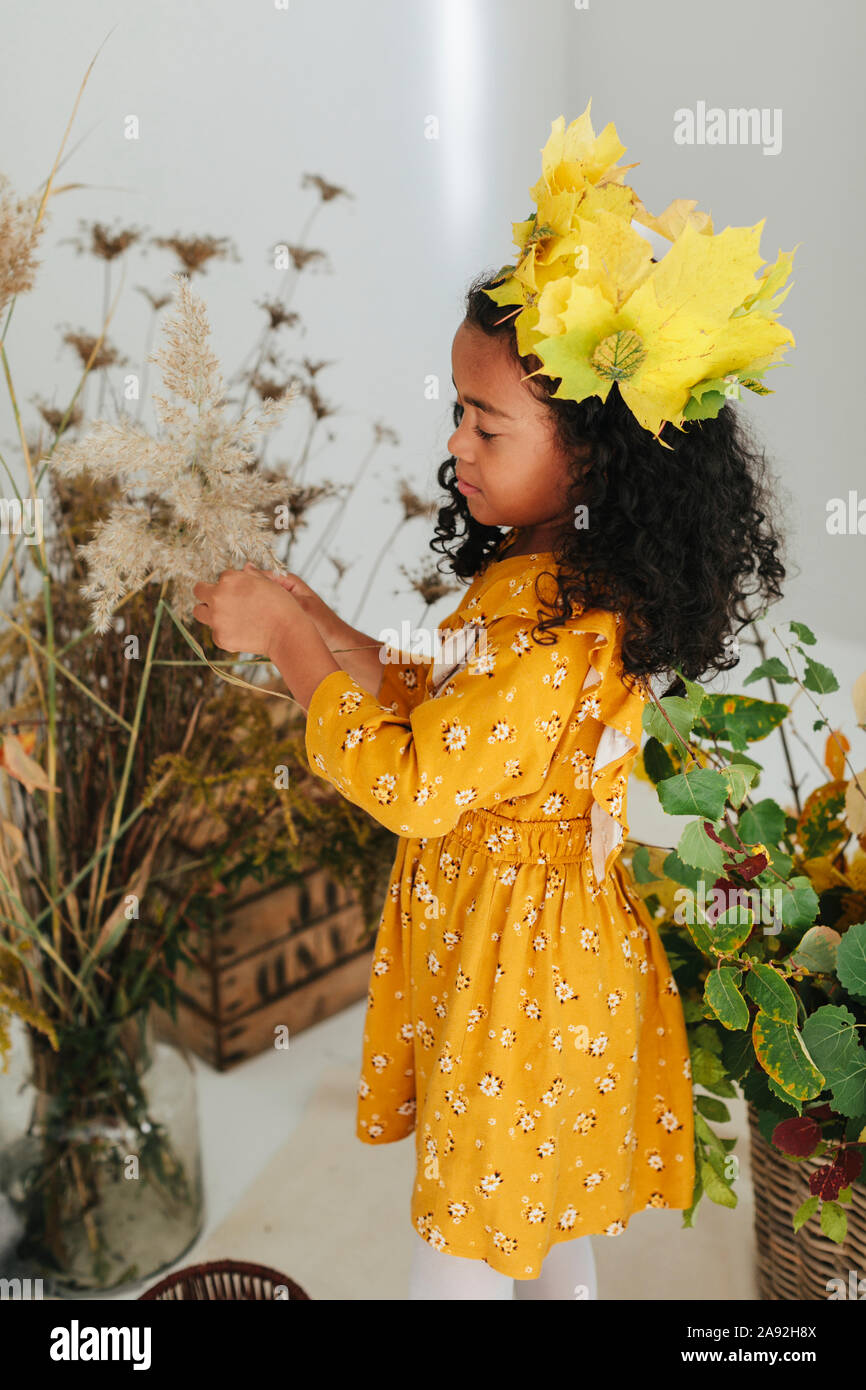 Ragazza indossando le foglie di autunno crown Foto Stock