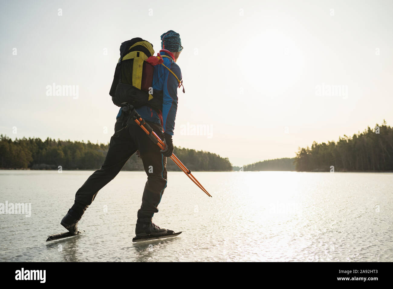 L'uomo pattinaggio sul lago ghiacciato Foto Stock