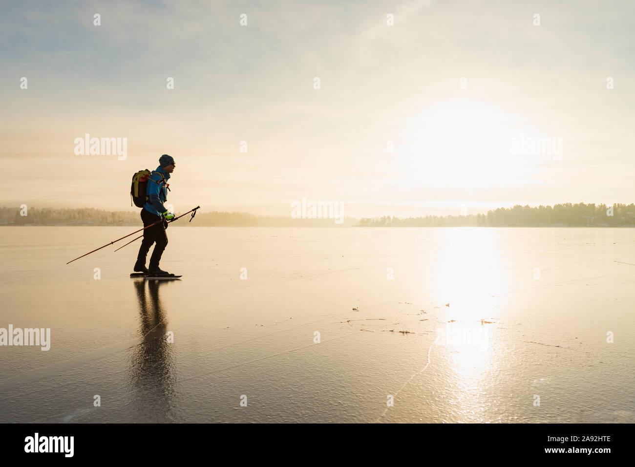 Pattinatore su ghiaccio sul mare ghiacciato Foto Stock