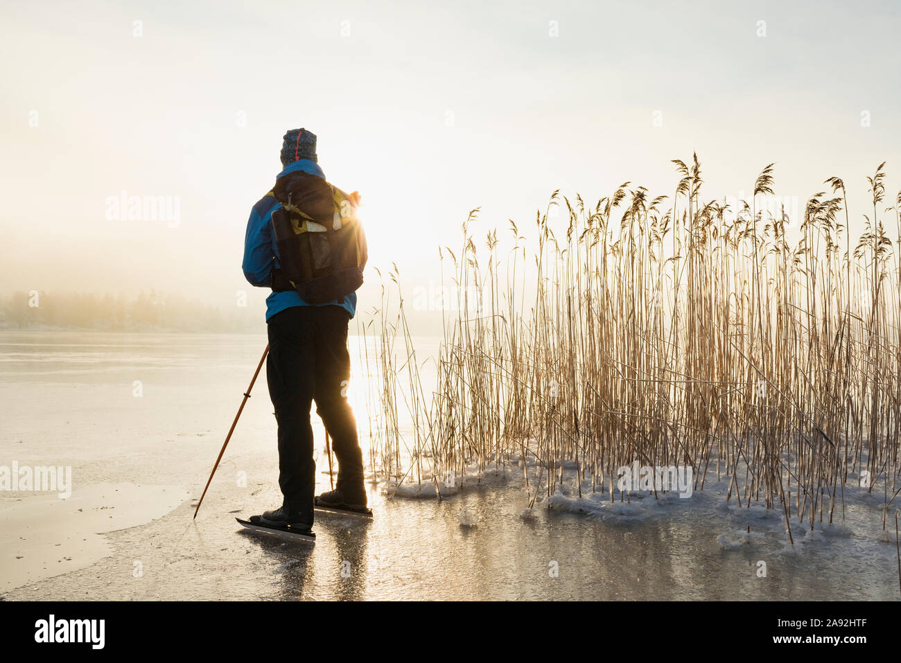 L'uomo pattinaggio sul lago ghiacciato Foto Stock