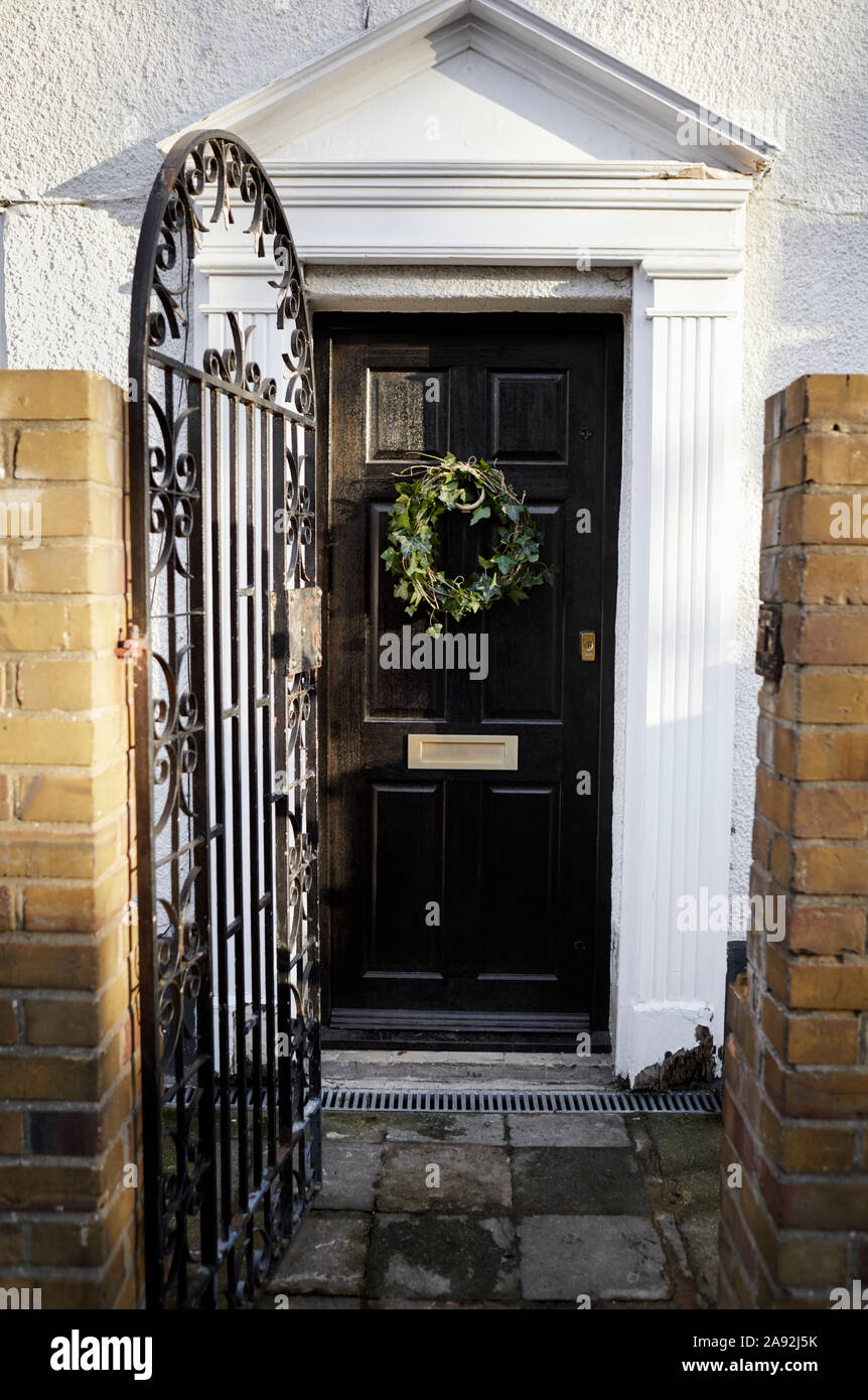 Casa con la ghirlanda di Natale sulla porta Foto Stock
