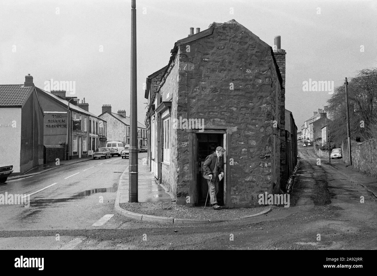 L'uomo lasciando un angolo shop, Dowlais, Merthyr Tydfil, Mid Glamorgan, South Wales, 1983 Foto Stock