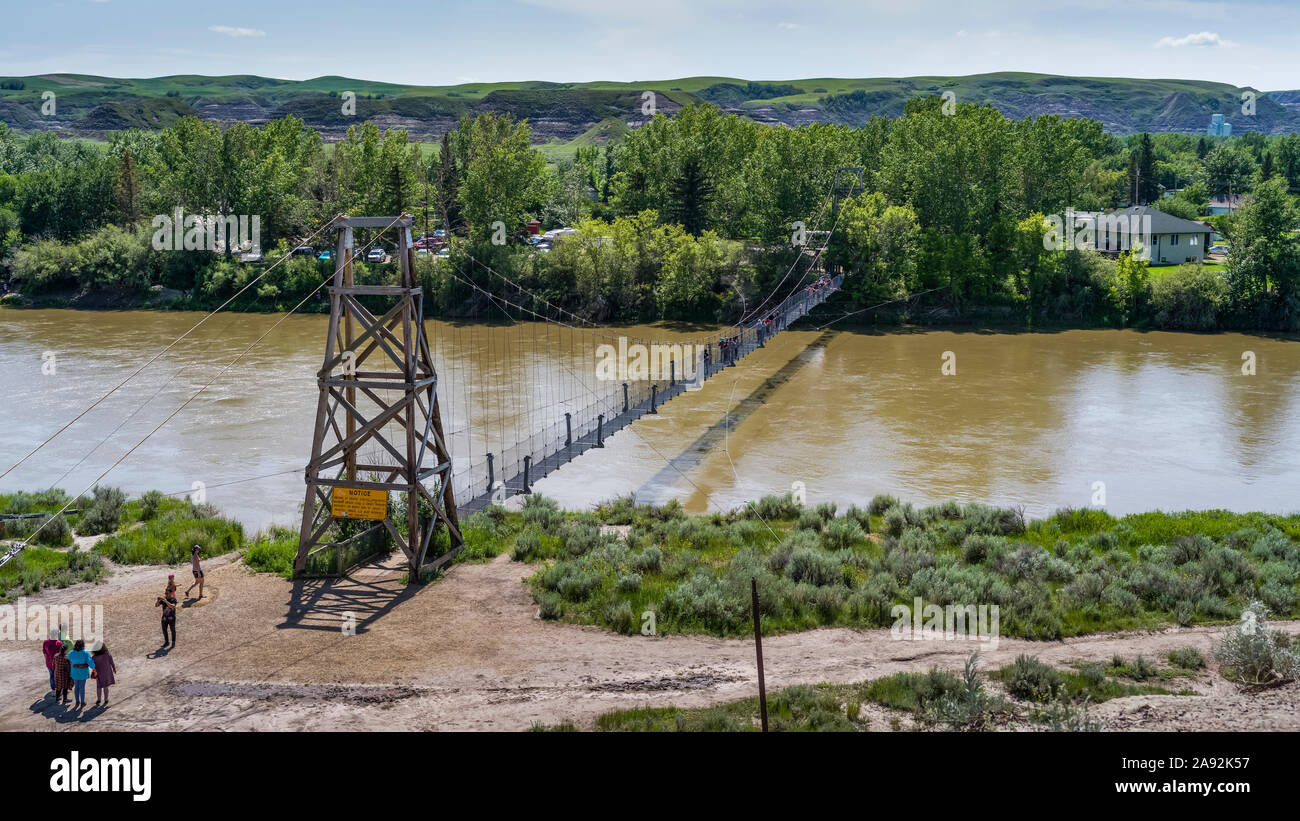 Star Mine Suspension Bridge, un ponte pedonale lungo 117 metri che attraversa il fiume Red Deer; Drumheller, Alberta, Canada Foto Stock