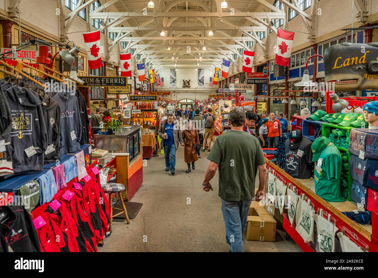 Acquirenti in un mercato al coperto; Saint John, New Brunswick, Canada Foto Stock