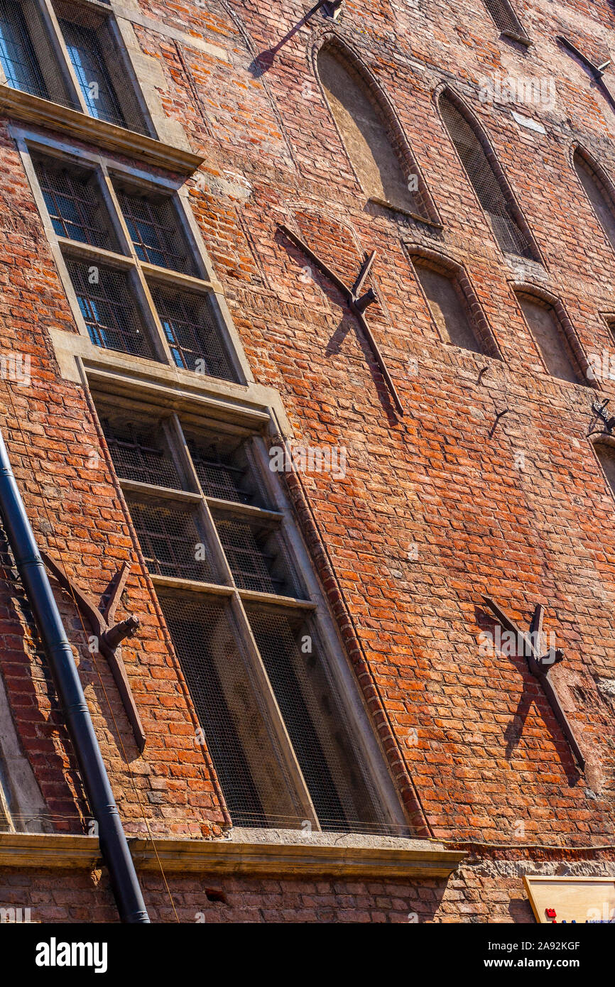 Tirante di piastre di ancoraggio sulla parete di mattoni del municipio storico di Danzica, Polonia Foto Stock