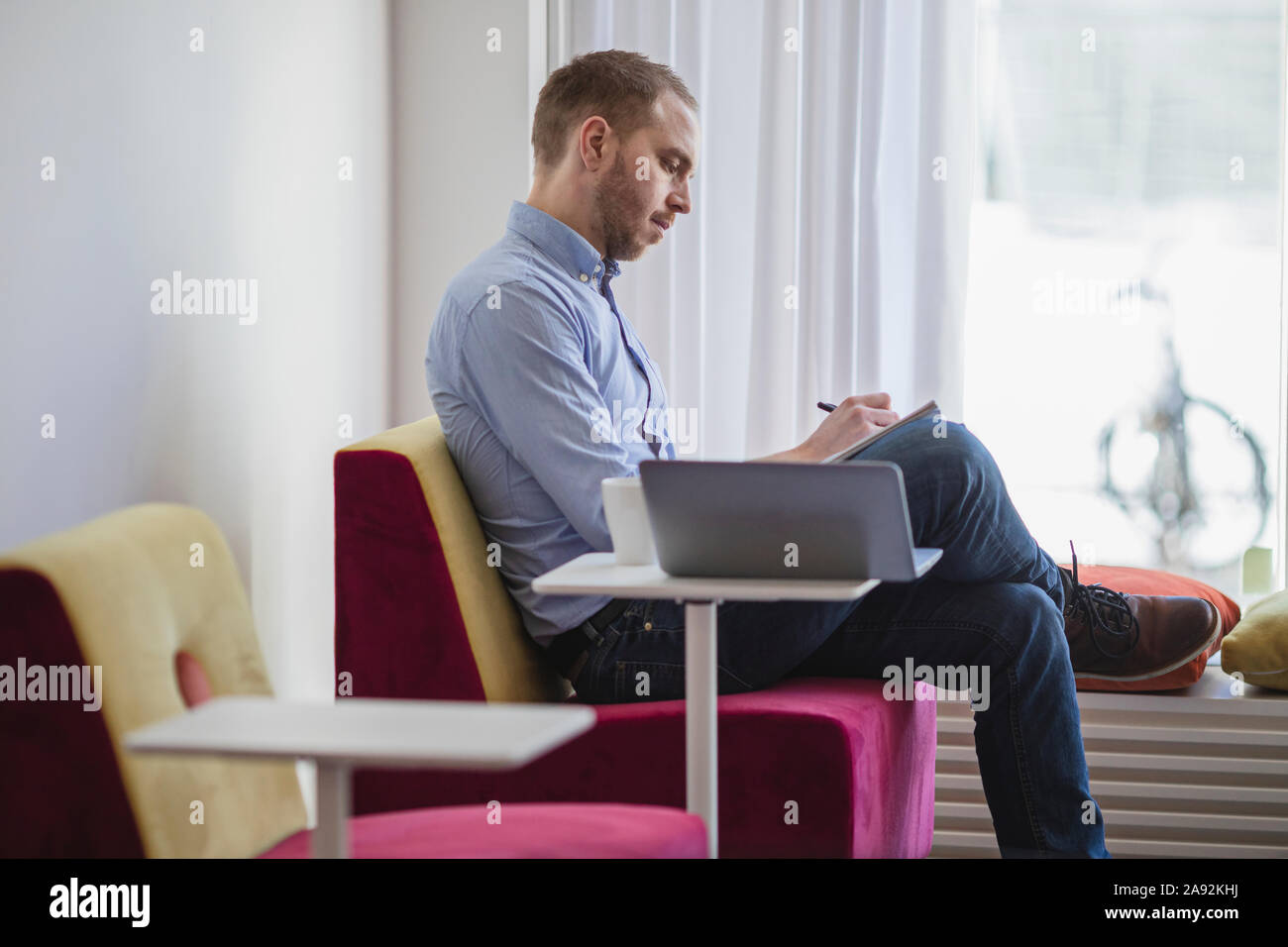 Scrittura dell'uomo Foto Stock