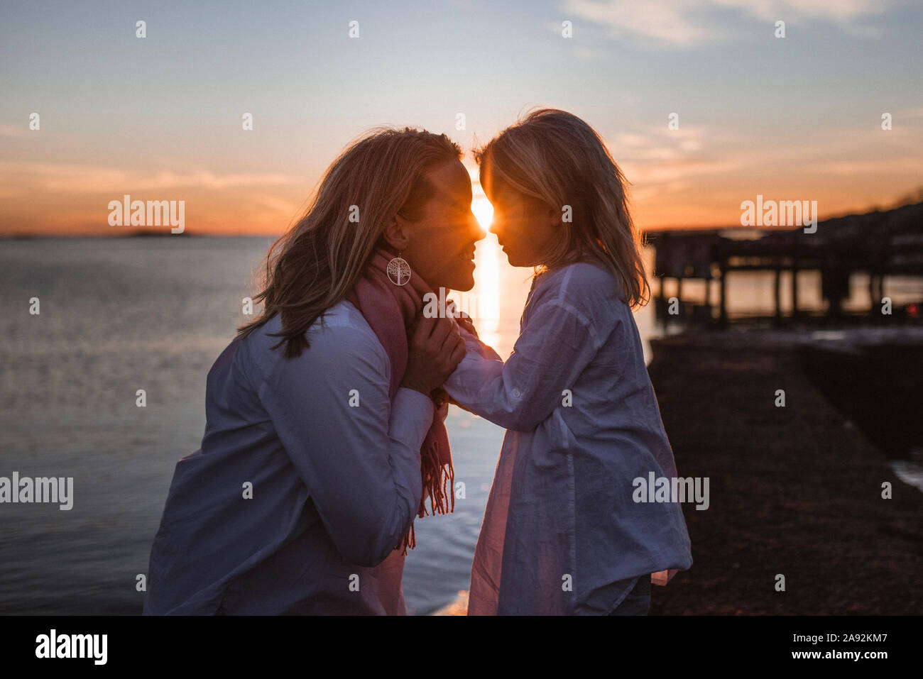 Madre e figlia al tramonto Foto Stock