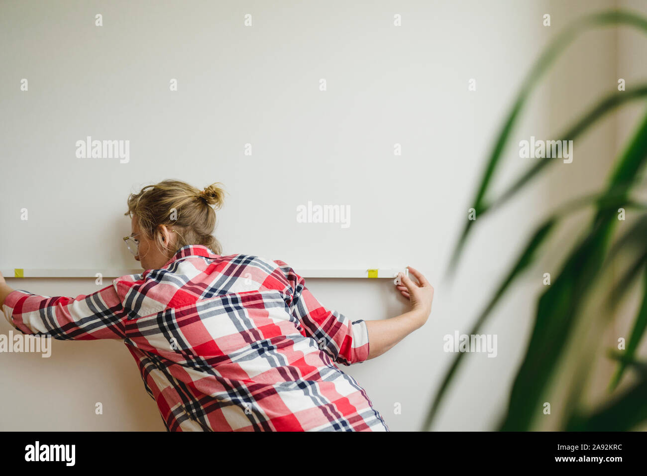 Donna parete di livellamento Foto Stock