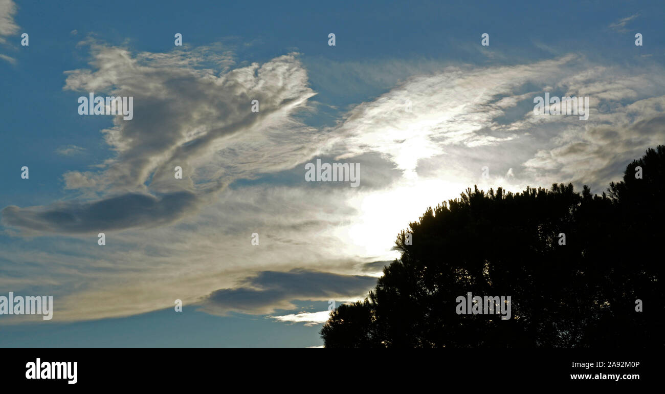 Interessanti formazioni cloud oltre San Regolo, Toscana Foto Stock