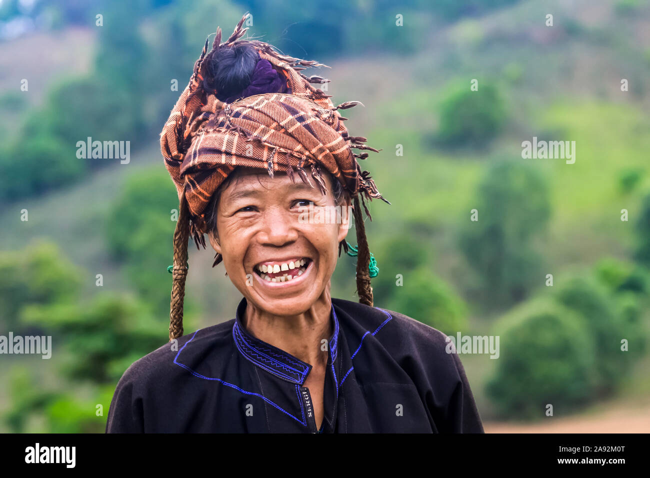 Pa'o donna tribale che indossa una copertura tradizionale della testa; Yawngshwe, Shan state, Myanmar Foto Stock