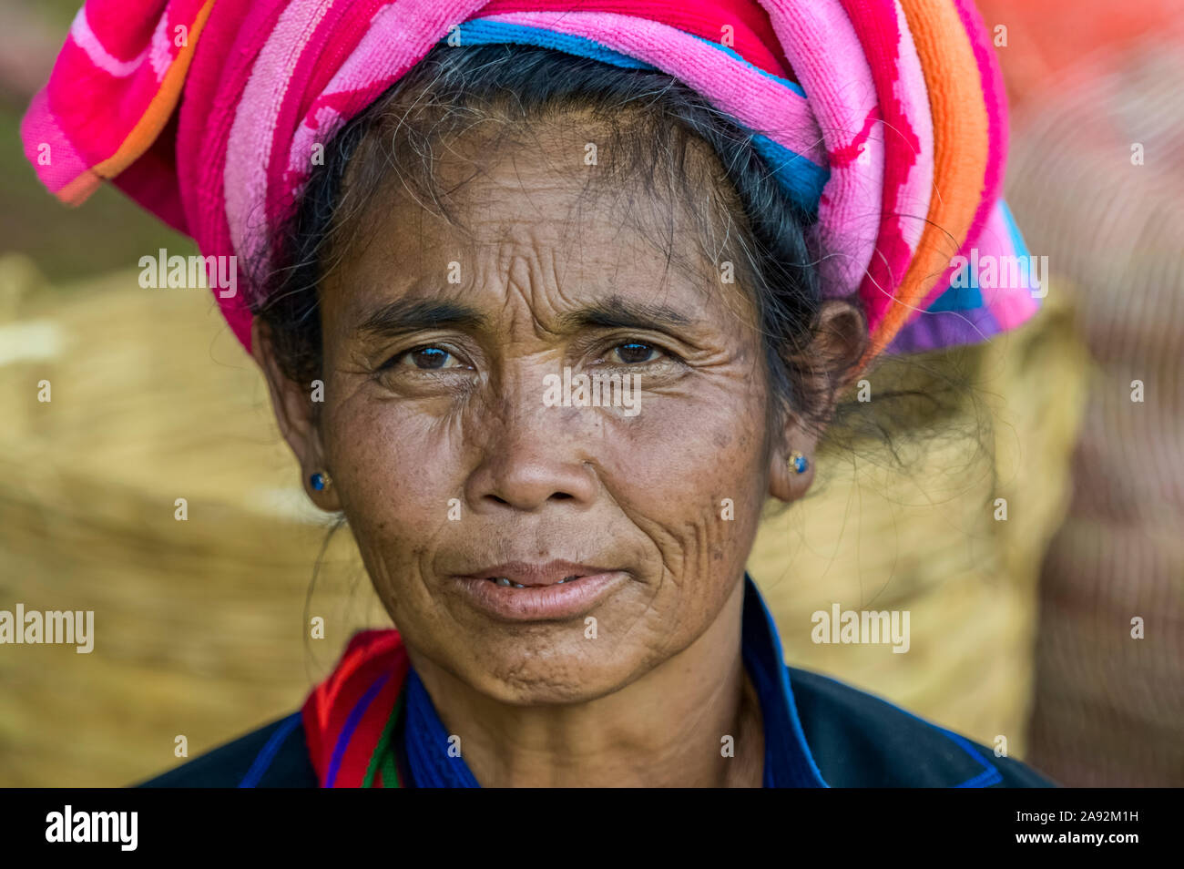 Pa'o donna tribale che indossa una copertura tradizionale della testa; Yawngshwe, Shan state, Myanmar Foto Stock