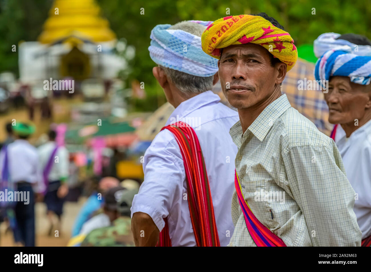 Pa'o uomini che indossano colorati copritesta tradizionale; Yawngshwe, Shan state, Myanmar Foto Stock