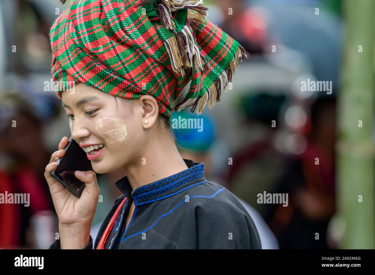 Giovane donna birmana moderna su smartphone; Yawngshwe, Shan state, Myanmar Foto Stock